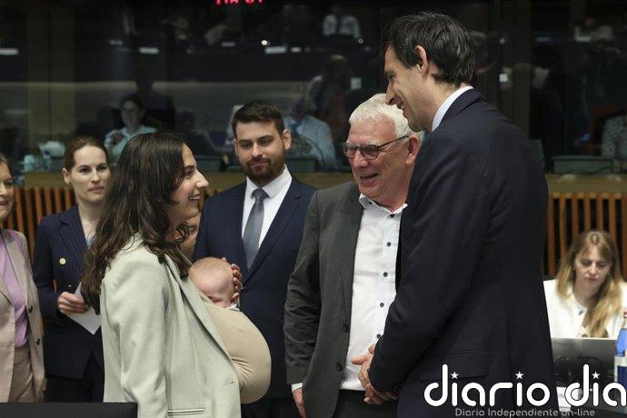 La ministra sueca de Medio Ambiente acude a la reunión con socios de la UE con su bebé: "No quiero tener que elegir"