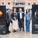 La muestra "El día de los dos atardeceres", centrada en el eclipse solar, llega al barrio bilbaíno de San Francisco