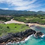 La Playa de Poo, elegida el mejor arenal de Asturias y finalista a la más bonita de España