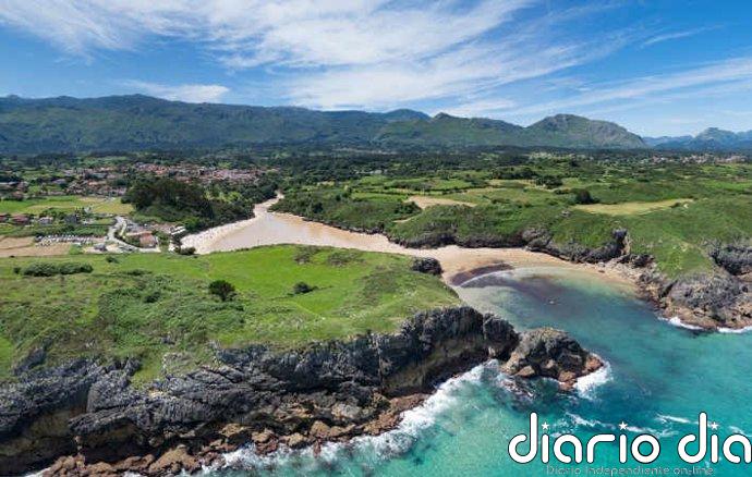 La Playa de Poo, elegida el mejor arenal de Asturias y finalista a la más bonita de España