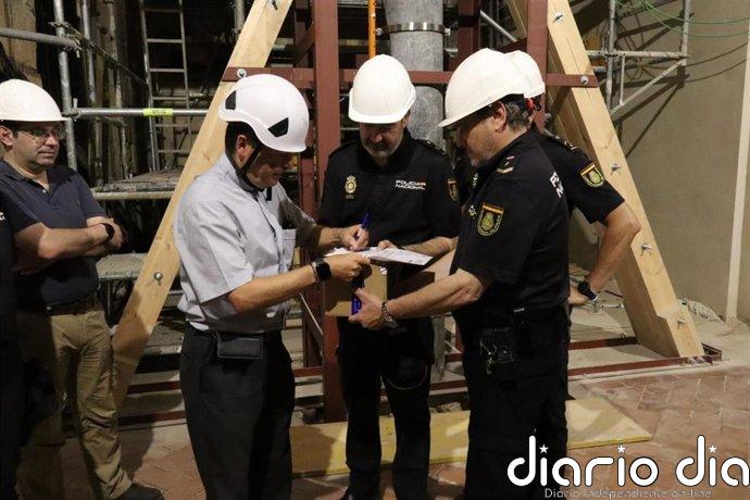La Policía devuelve al Cabildo materiales arqueológicos analizados tras el incendio de 2025 en la Mezquita de Córdoba