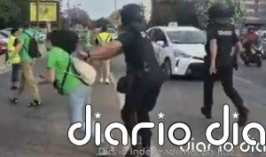 La Policía inicia el proceso para abrir expediente disciplinario al agente que empujó a la docente en una manifestación