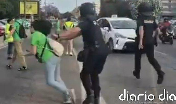La Policía inicia el proceso para abrir expediente disciplinario al agente que empujó a la docente en una manifestación