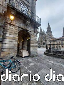La Policía local desaloja a un peregrino acampado en los soportales de la Praza do Obradoiro de Santiago