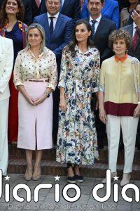 La Reina Letizia recupera su vestido camisero de flores perfecto para el verano y lo eleva con alpargatas