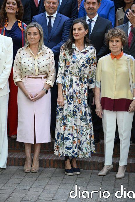 La Reina Letizia recupera su vestido camisero de flores perfecto para el verano y lo eleva con alpargatas