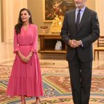 La Reina Letizia recupera su vestido rosa vitamina más favorecedor tras hacer uso de su 'privilegio blanco' ante el Papa