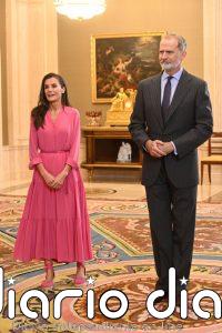 La Reina Letizia recupera su vestido rosa vitamina más favorecedor tras hacer uso de su 'privilegio blanco' ante el Papa