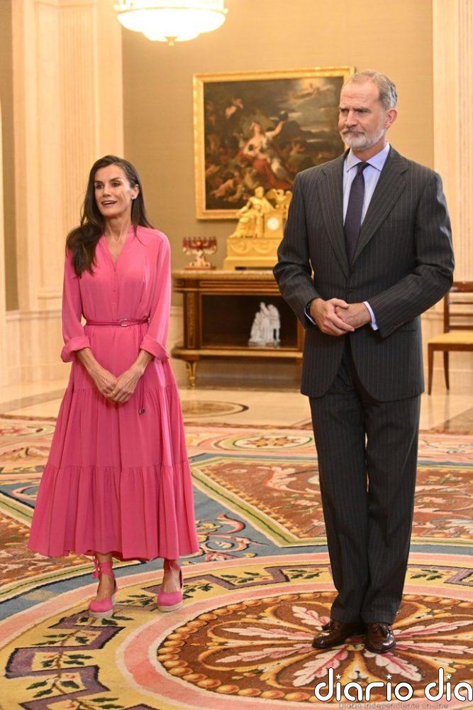 La Reina Letizia recupera su vestido rosa vitamina más favorecedor tras hacer uso de su 'privilegio blanco' ante el Papa