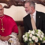 La reina reconoce al papa su gran conocimiento del ser humano y León XIV le responde: “Soy de la calle, así es”