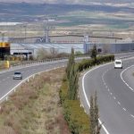La salida de vía de un camión corta un carril de la AP-68 en Cenicero