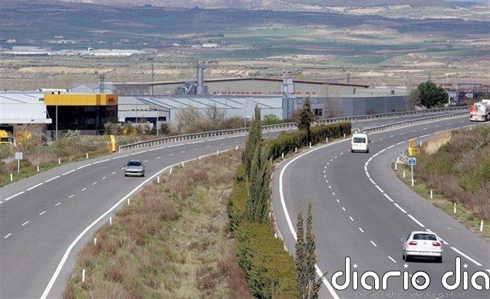La salida de vía de un camión corta un carril de la AP-68 en Cenicero