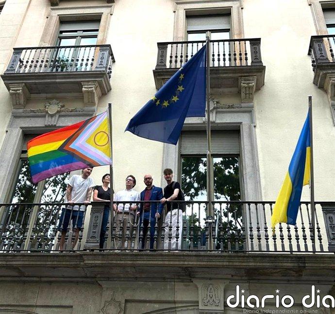 La sede del Parlamento y Comisión europeas en Barcelona iza la bandera LGTBIQ+ el Día del Orgullo