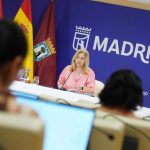 La vicealcaldesa avisa de que el incendio de la nave de Villaverde "va para largo" y no descarta daños estructurales