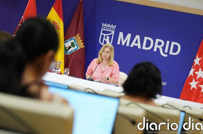 La vicealcaldesa avisa de que el incendio de la nave de Villaverde "va para largo" y no descarta daños estructurales