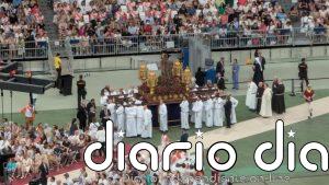 La Virgen de la Almudena y el Cristo de Medinaceli salen en procesión en el Santiago Bernabéu
