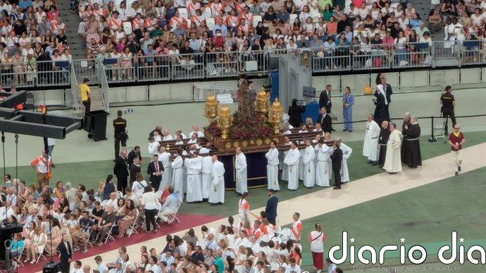 La Virgen de la Almudena y el Cristo de Medinaceli salen en procesión en el Santiago Bernabéu