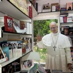 La visita del Papa dispara la venta de libros religiosos en la Feria del Libro:"La encíclica lleva horas agotada"