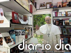 La visita del Papa dispara la venta de libros religiosos en la Feria del Libro:"La encíclica lleva horas agotada"