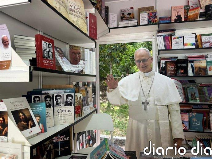 La visita del Papa dispara la venta de libros religiosos en la Feria del Libro:"La encíclica lleva horas agotada"