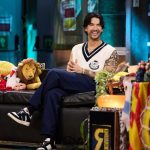 La vuelta del estilo preppy lo marca Carlos Torres en ‘La Revuelta’ con un look más actual que nunca