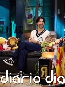 La vuelta del estilo preppy lo marca Carlos Torres en ‘La Revuelta’ con un look más actual que nunca
