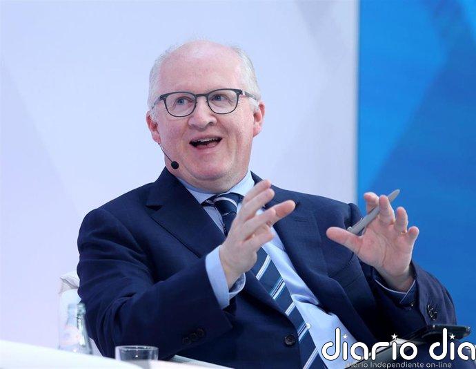 Lane (BCE) afirma que la tasa de interés neutral se sitúa en un máximo del 2,5% y desliza subidas tipos