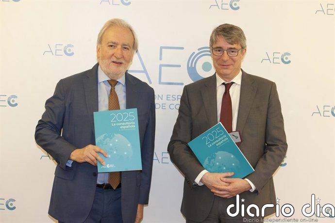 Las consultoras ingresan 23.635 millones en 2025, un 7,5% más, y rozan ya los 300.000 empleados en plantilla