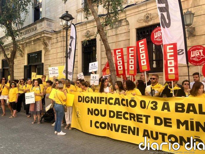 Las educadoras de las 'escoletes' arrancan una nueva jornada de huelga con una protesta frente al Parlament