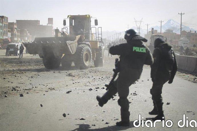 Las fuerzas de seguridad de Bolivia comienzan a desmantelar los bloqueos de protesta