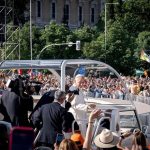 León XIV bendice en Madrid a multitud de bebés desde el papamóvil ¿De dónde viene esta tradición?