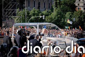 León XIV bendice en Madrid a multitud de bebés desde el papamóvil ¿De dónde viene esta tradición?