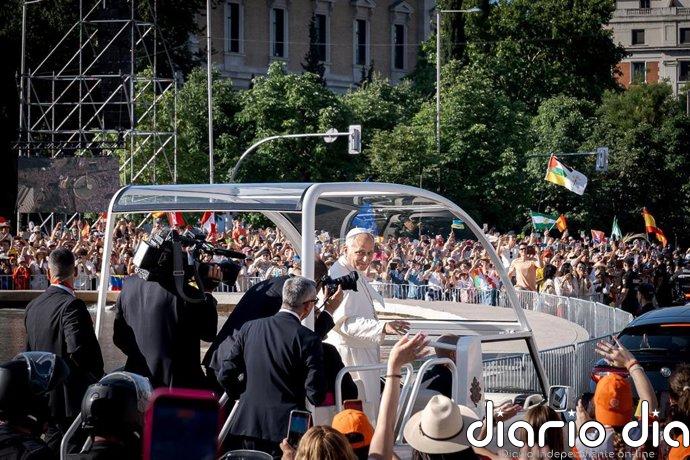 León XIV bendice en Madrid a multitud de bebés desde el papamóvil ¿De dónde viene esta tradición?