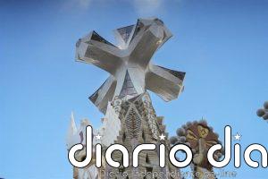 León XIV bendice la Torre de Jesús de la Sagrada Familia alternando catalán y castellano