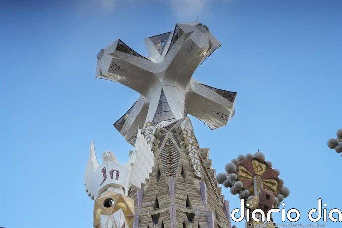 León XIV bendice la Torre de Jesús de la Sagrada Familia alternando catalán y castellano