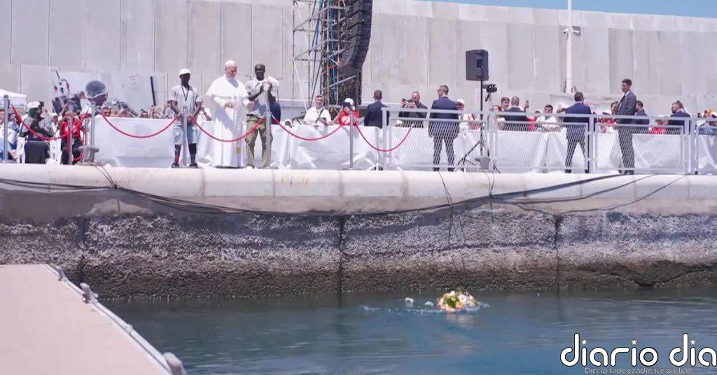 León XIV lanza flores al mar por los migrantes