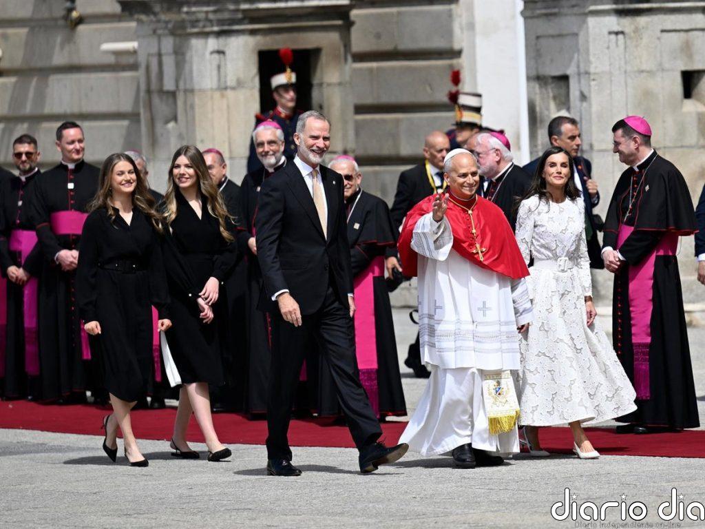 León XIV, recibido con honores por los Reyes y sus hijas a su llegada al Palacio Real