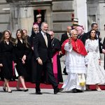 León XIV, recibido con honores por los Reyes y sus hijas a su llegada al Palacio Real