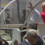León XIV se da un baño de masas en su primer recorrido por las calles de Madrid