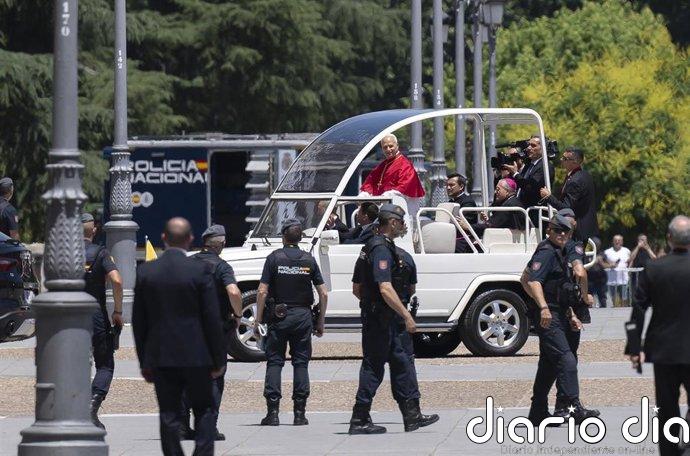 León XIV se hace viral con el gesto de 'six-seven' durante su recorrido matinal por Madrid