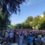 León XIV vuelve a ser aclamado por los madrileños en su tercer recorrido en papamóvil y sigue bendiciendo bebés