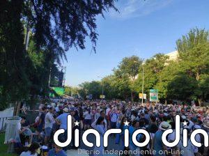 León XIV vuelve a ser aclamado por los madrileños en su tercer recorrido en papamóvil y sigue bendiciendo bebés
