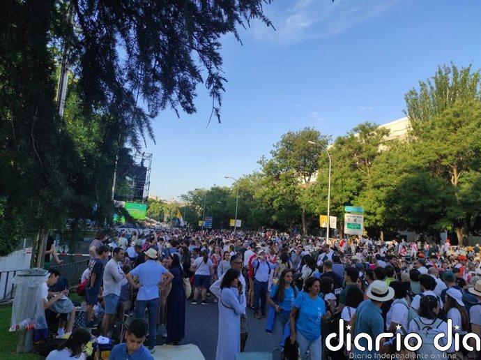 León XIV vuelve a ser aclamado por los madrileños en su tercer recorrido en papamóvil y sigue bendiciendo bebés