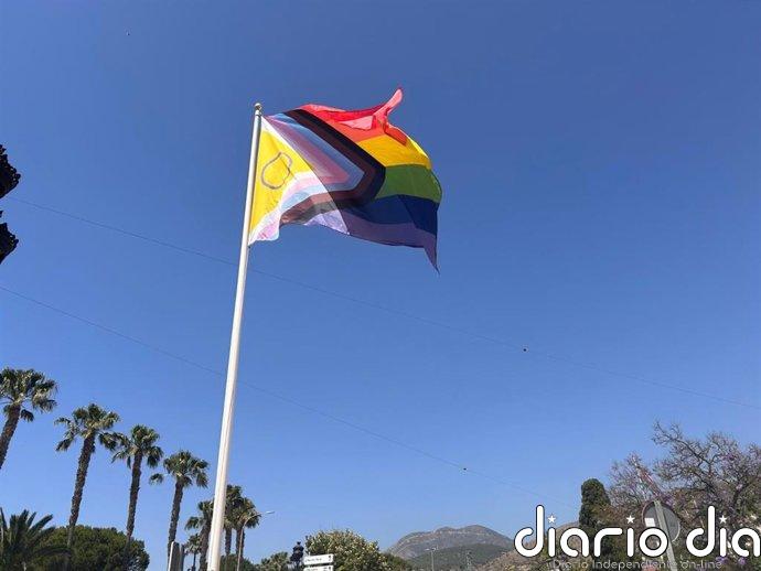 Los actos centrales del Pride de Torremolinos (Málaga) dan comienzo con el despliegue de la bandera arcoíris