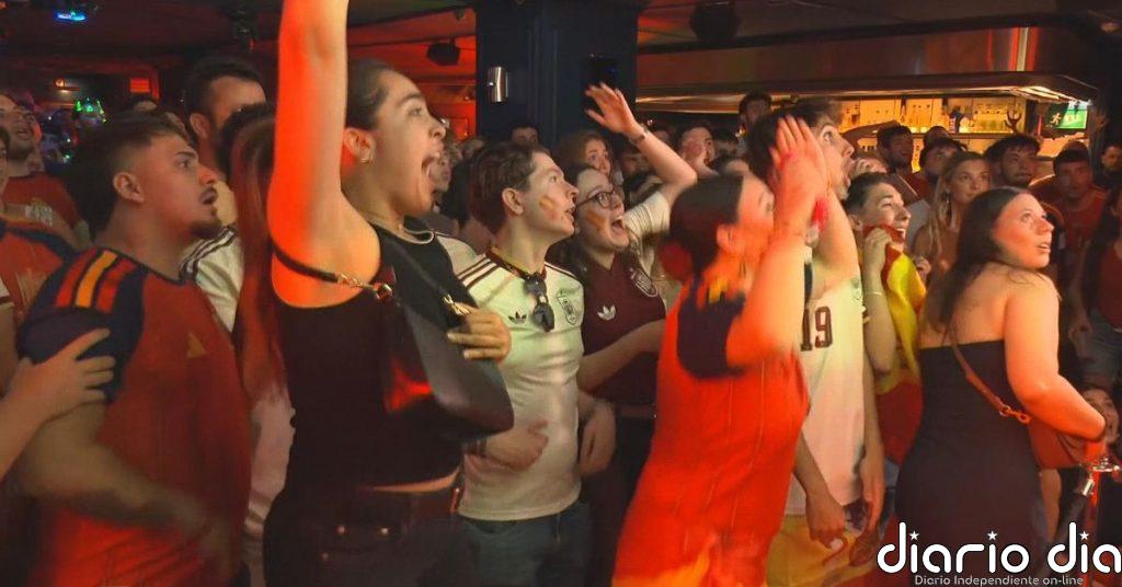 Los aficionados españoles trasnochan para vibrar con la victoria de España ante Uruguay