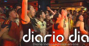 Los aficionados españoles trasnochan para vibrar con la victoria de España ante Uruguay