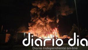Los Bomberos de Zaragoza trabajan en la extinción de un nuevo incendio en el PTR