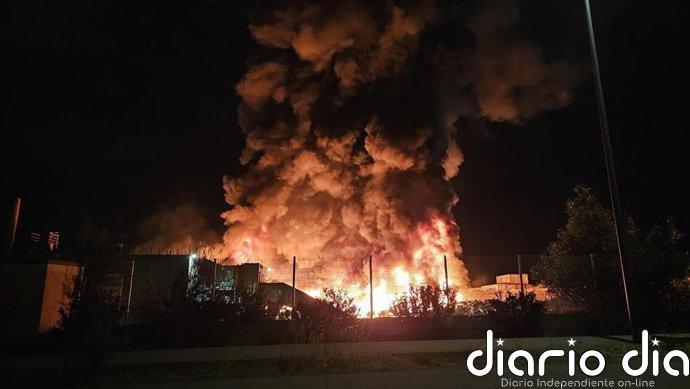 Los Bomberos de Zaragoza trabajan en la extinción de un nuevo incendio en el PTR