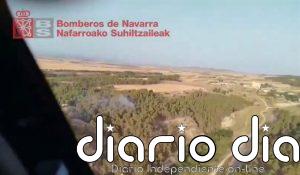 Los bomberos trabajan en la extinción de un incendio forestal en Lerín