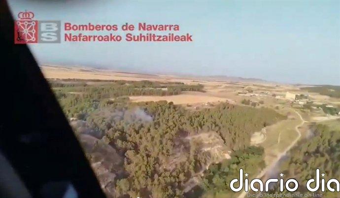 Los bomberos trabajan en la extinción de un incendio forestal en Lerín